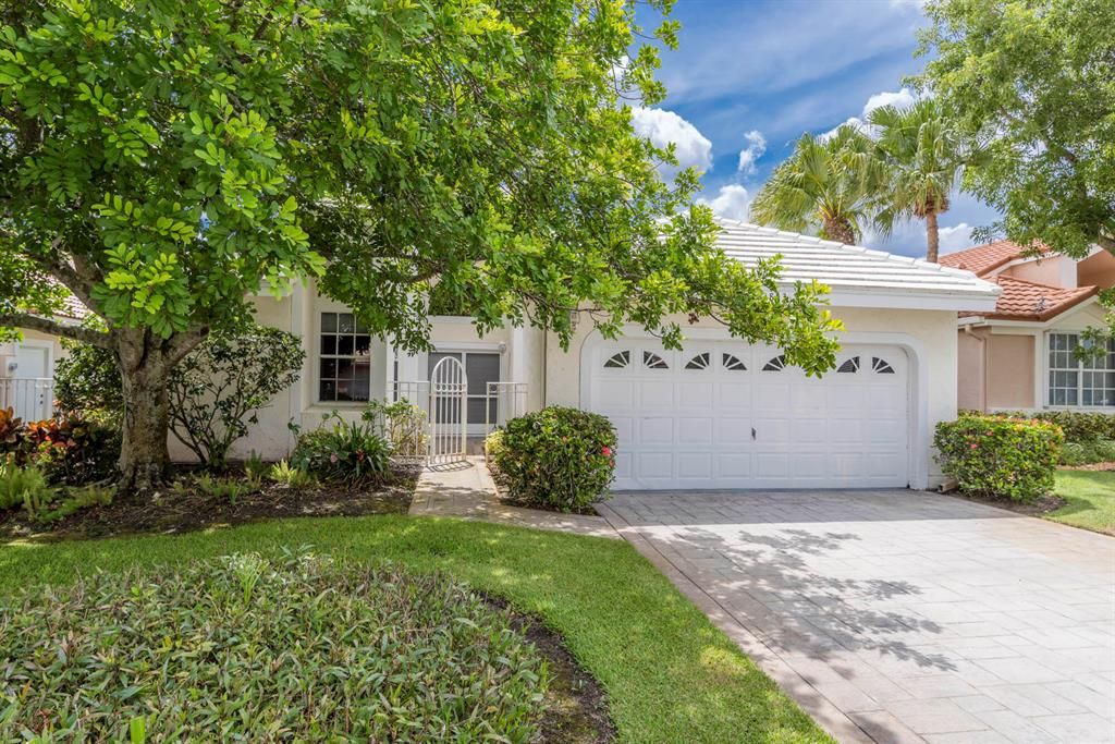 Photo of 13853 Palm Grove Place, Palm Beach Gardens, FL 33418 (MLS # R10734039)