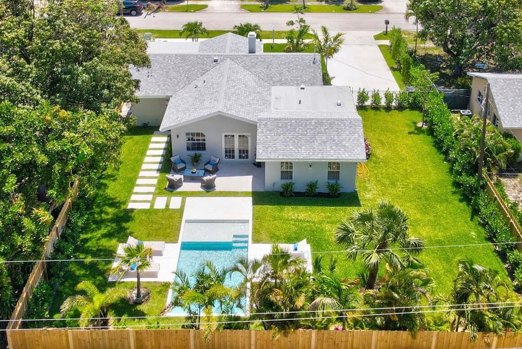 Photo of 108 NW 4th Avenue, Delray Beach, FL 33444 (MLS # R11069486)