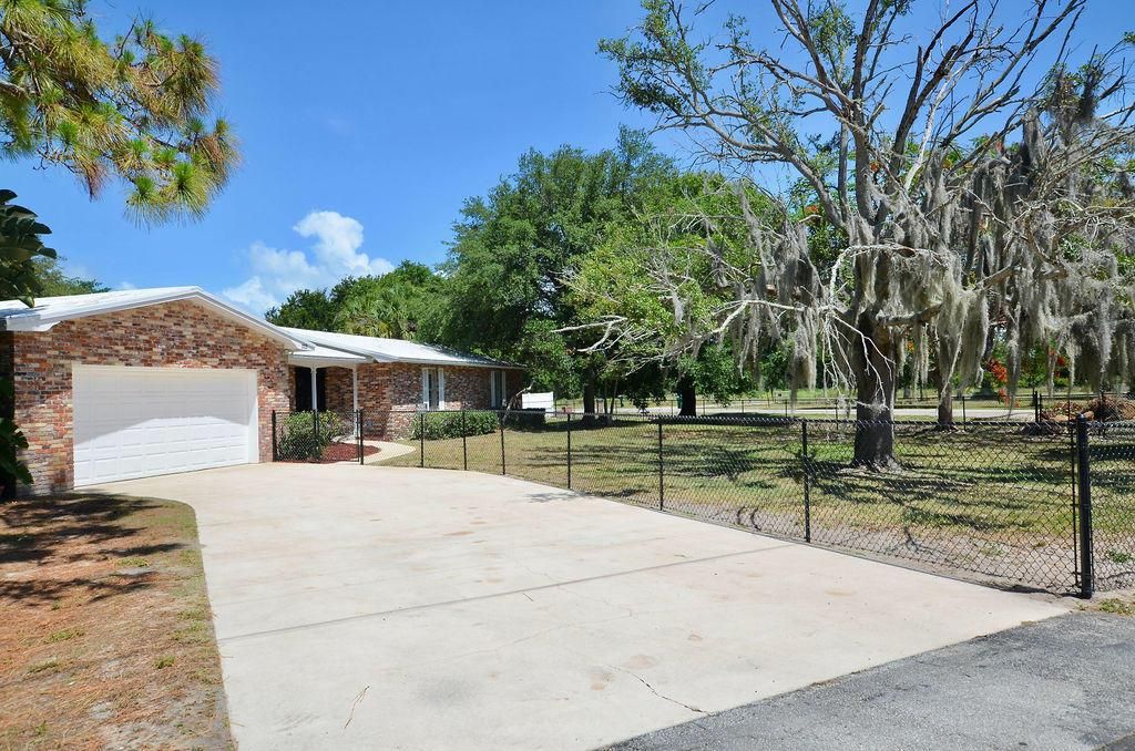 Photo of 222 Smallwood Avenue, Fort Pierce, FL 34982 (MLS # R10718287)