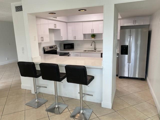 BEAUTIFUL CORNER 2BR/2BA CONDO IN LIVE OAK COMMUNITY, BRAND NEW KITCHEN WITH SS APPLIANCES, NEW RANGE OVEN, FRESHLY PAINTED. VERY NICE POOL AND RIDGE VIEW FROM SCREENED PATIO. CLUBHOUSE AMMENITIES INCLUDED 2 RESTAURANTS, HEATED SWIMING POOL, SAUNA, STEAM ROOM, TENNIS COURTS, GOLF AND PARK W BARBEQUE AREA. CLOSE TO 595 AND OTHER HIGHWAYS, NSU AND OTHER UNIVERSITIES. MINIMUM 650 CREDIT SCORE AND MINIMUM $45000 A YEAR INCOME