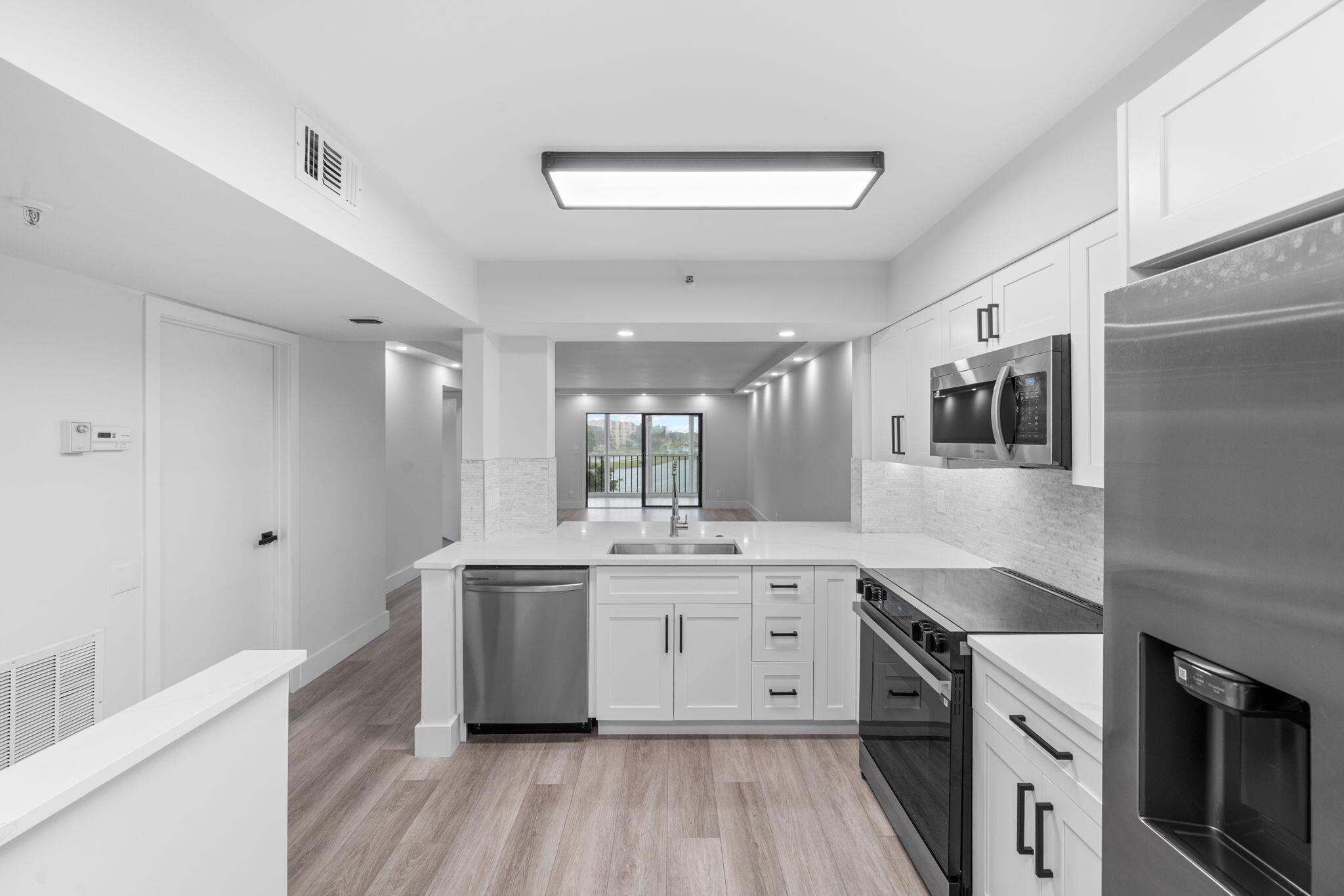 6866 Huntington Lane 401, Delray Beach, FL, 33446/$259,000 2 6866 Huntington Lane 401