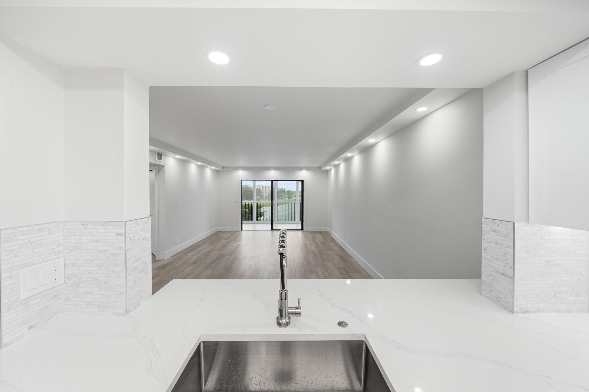 6866 Huntington Lane 401, Delray Beach, FL, 33446/$259,000 3 6866 Huntington Lane 401