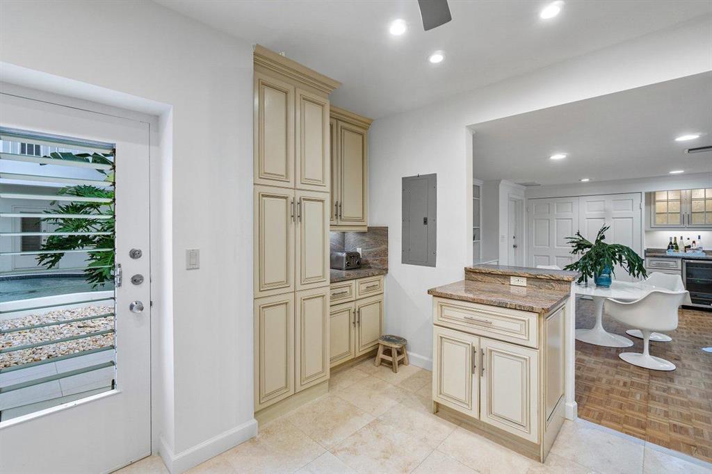 REEF CONDO - Residential