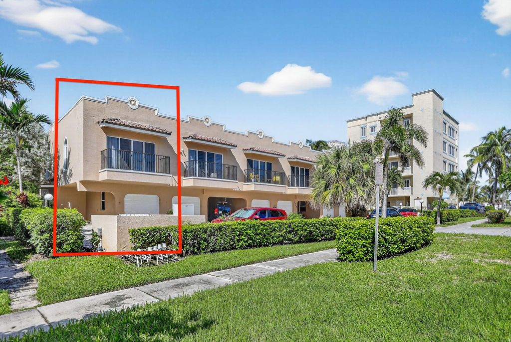 Photo of 2049 SE 6th Street, Deerfield Beach, FL 33441 (MLS # F10520444)