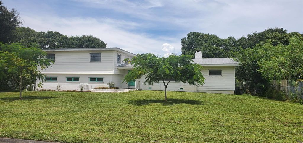 Photo of 1002 Pennsylvania Avenue, Fort Pierce, FL 34950 (MLS # R10885739)