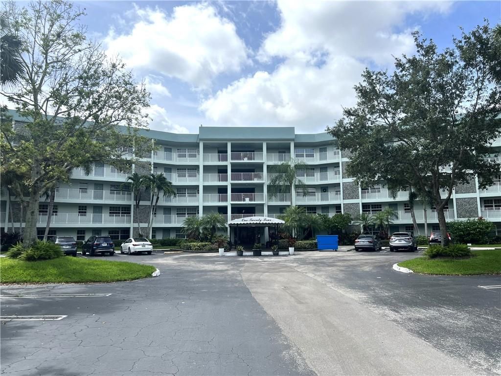 Photo of 806 Cypress Grove Lane #402, Pompano Beach, FL 33069 (MLS # F10387139)