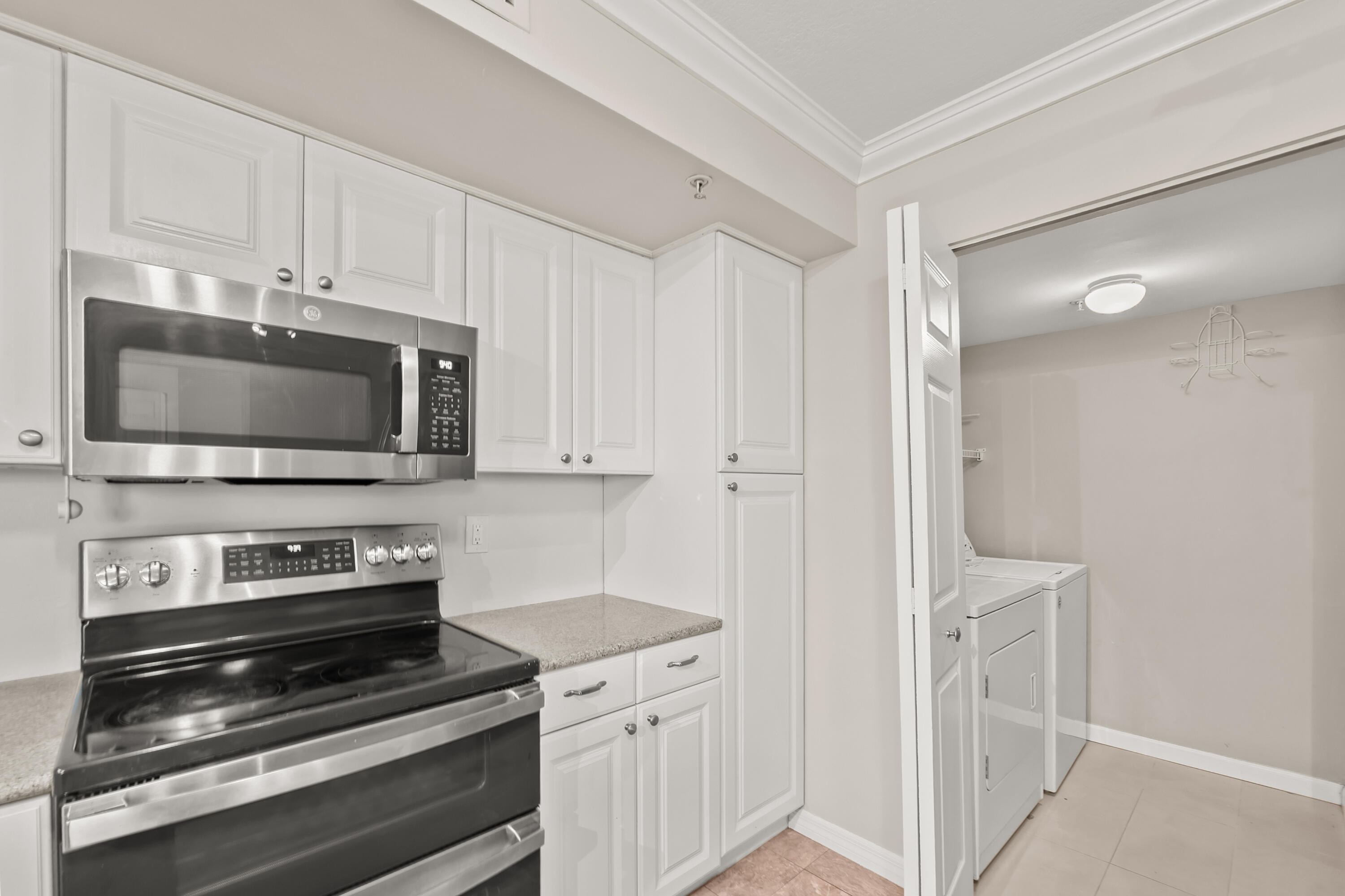 HYPOLUXOS MARINERS CAY CONDO - Residential