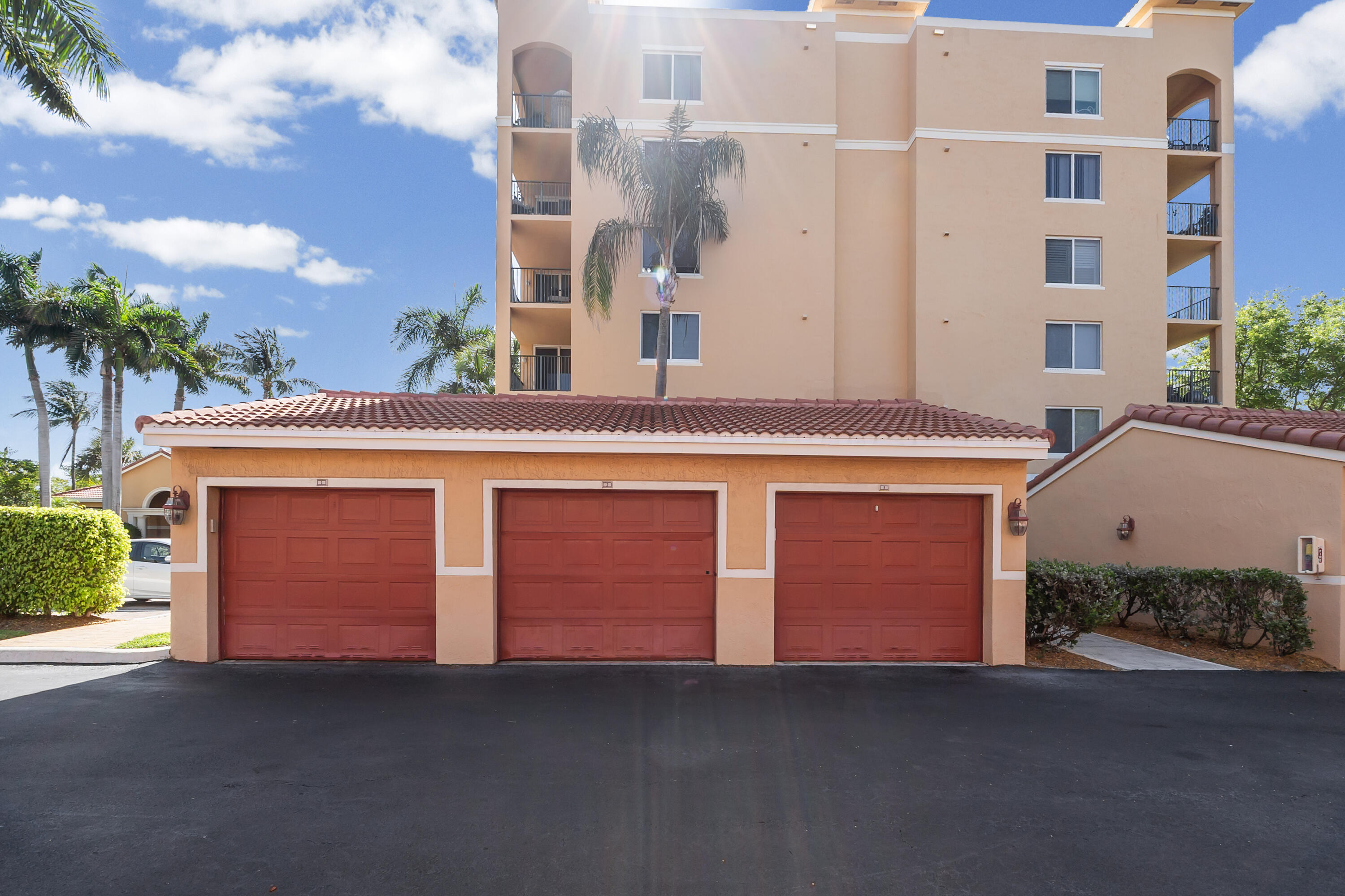 HYPOLUXOS MARINERS CAY CONDO - Residential