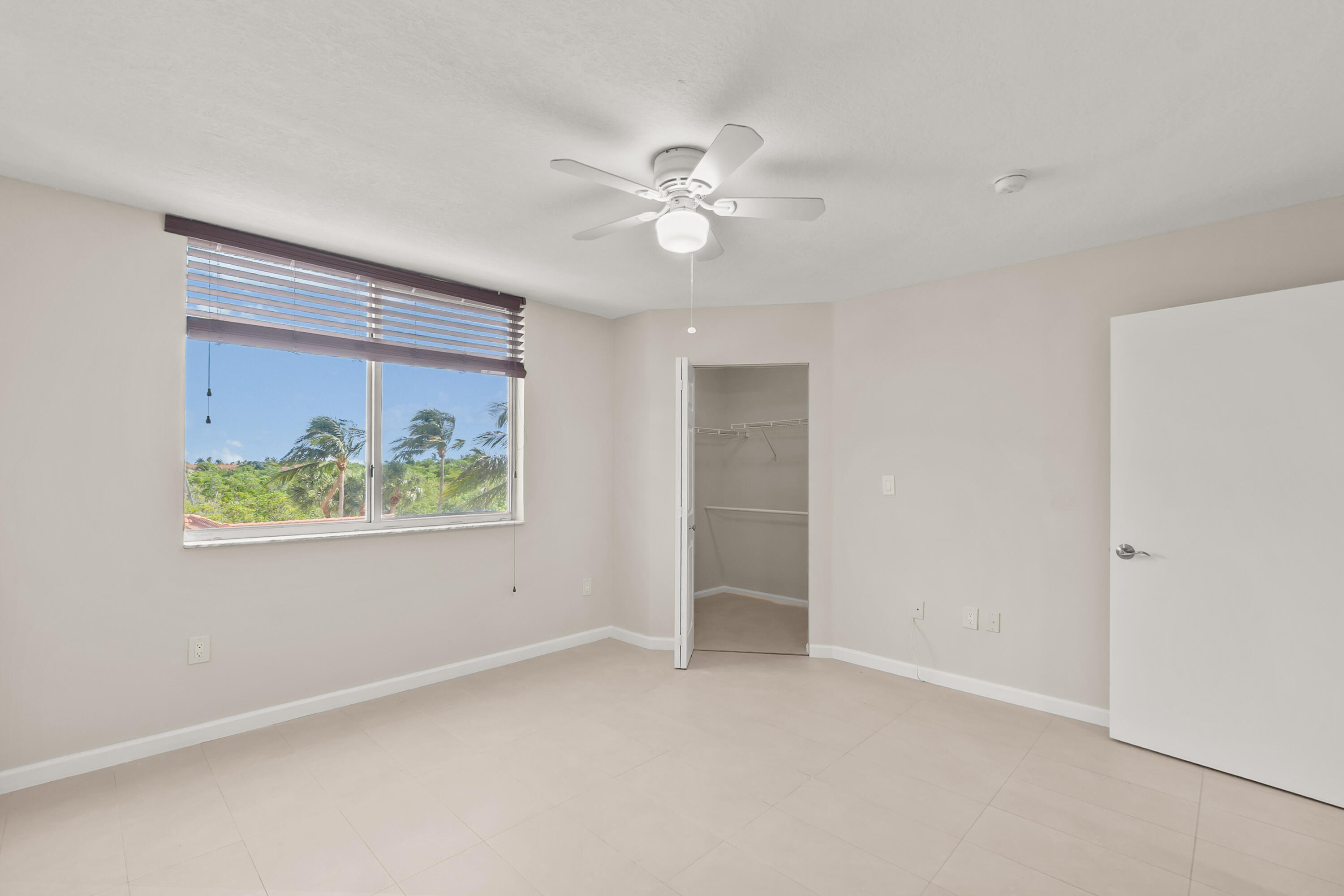 HYPOLUXOS MARINERS CAY CONDO - Residential