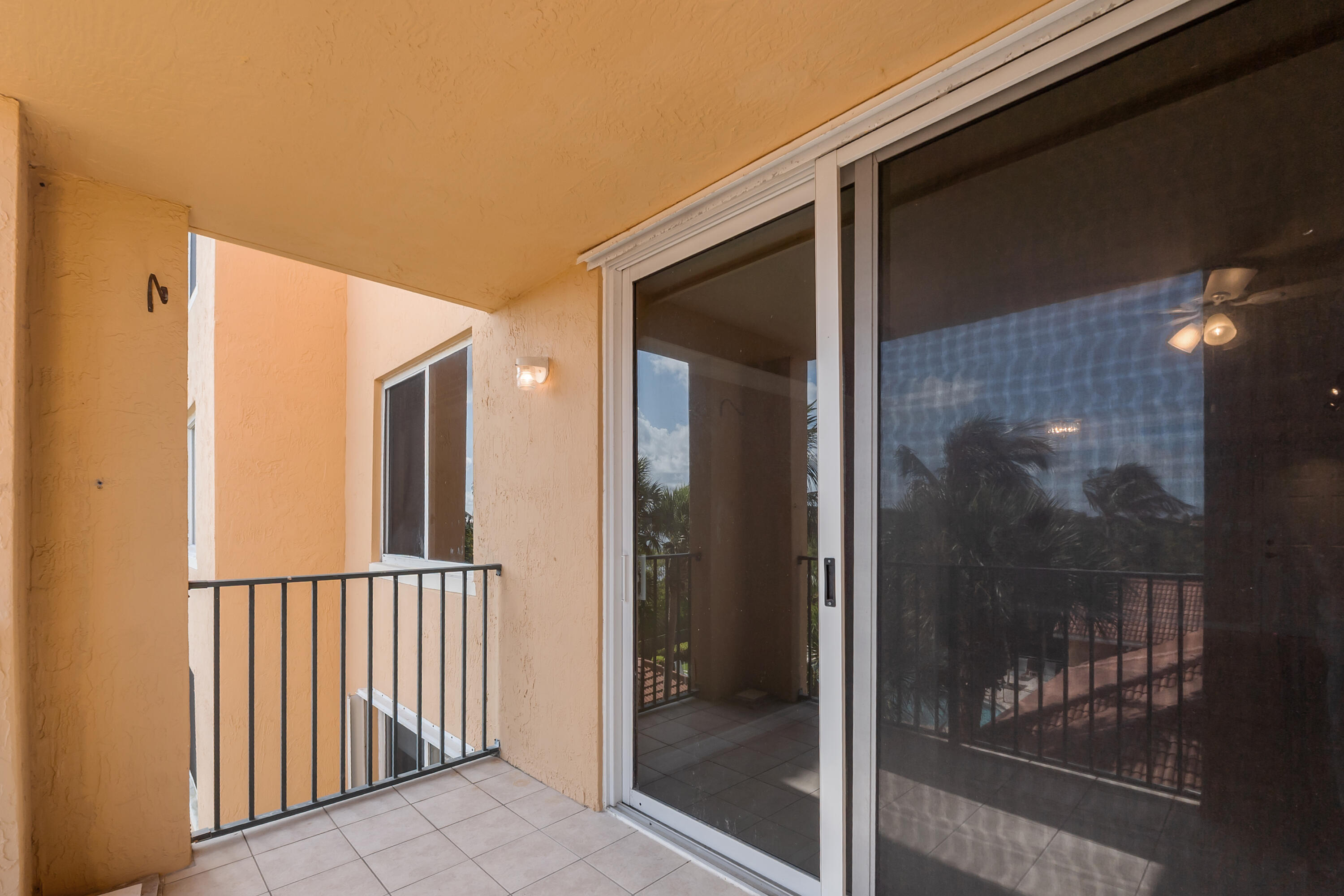 HYPOLUXOS MARINERS CAY CONDO - Residential