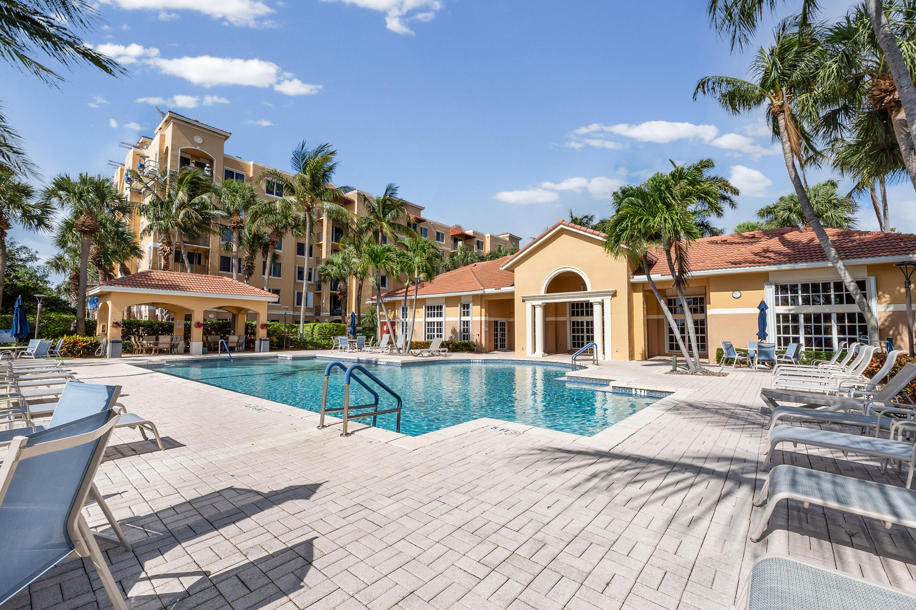 HYPOLUXOS MARINERS CAY CONDO - Residential