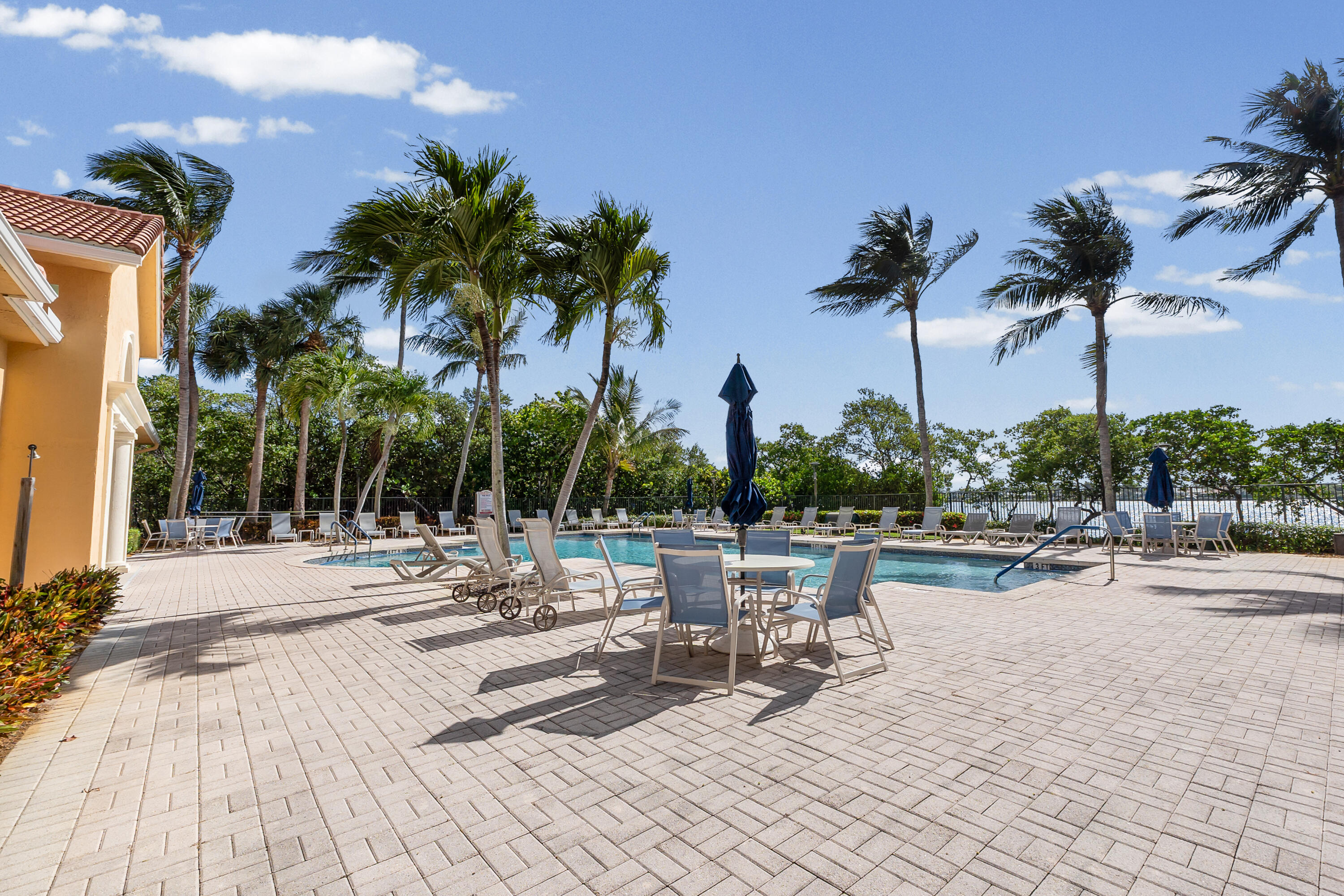 HYPOLUXOS MARINERS CAY CONDO - Residential