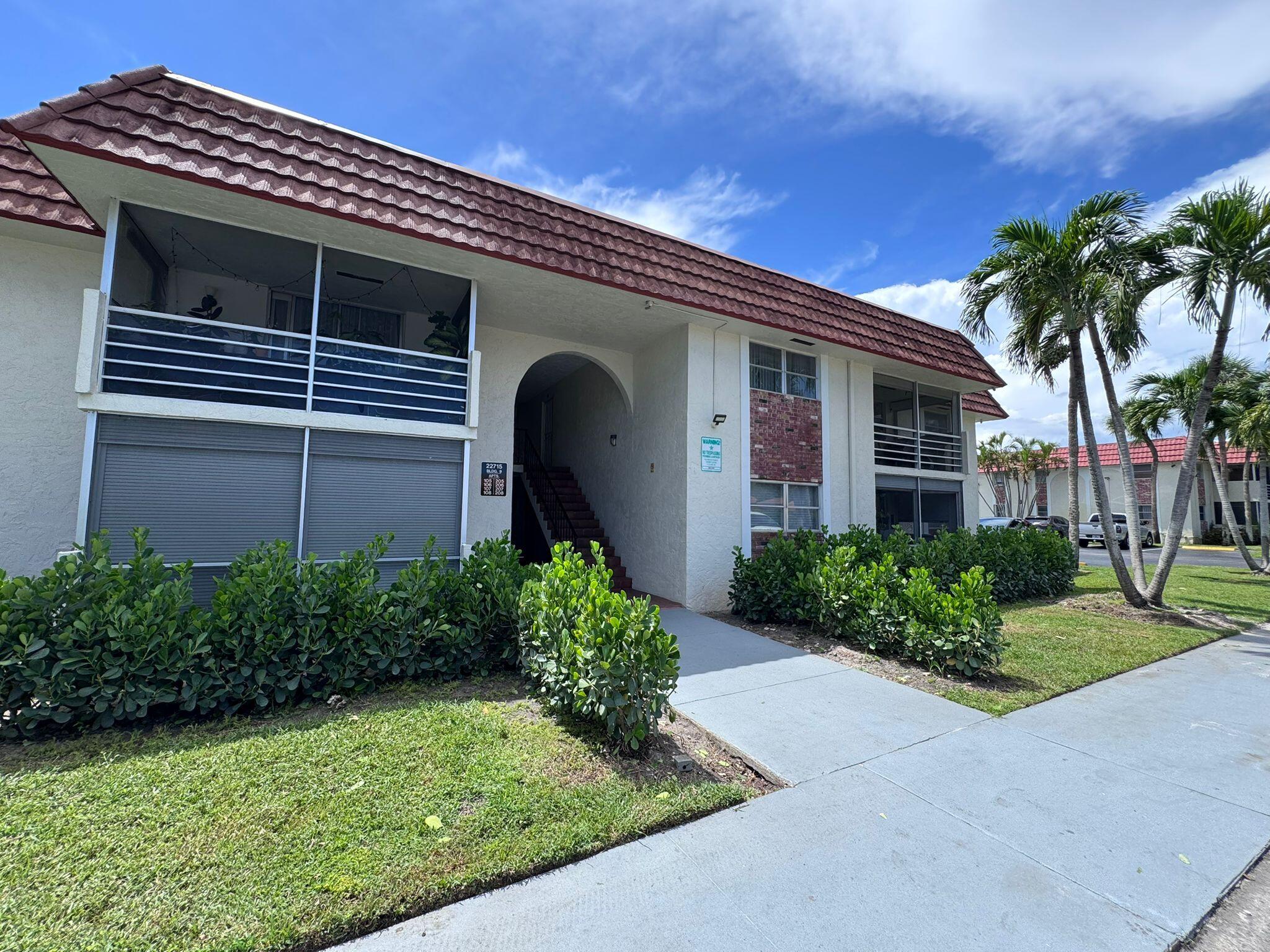 Charming first-floor 1BD/1.5BA condo in a quiet all-age Boca Raton community. Features include a screened porch, guest bath, separate dining and living areas, and a community pool. Move-in ready and well-maintained!