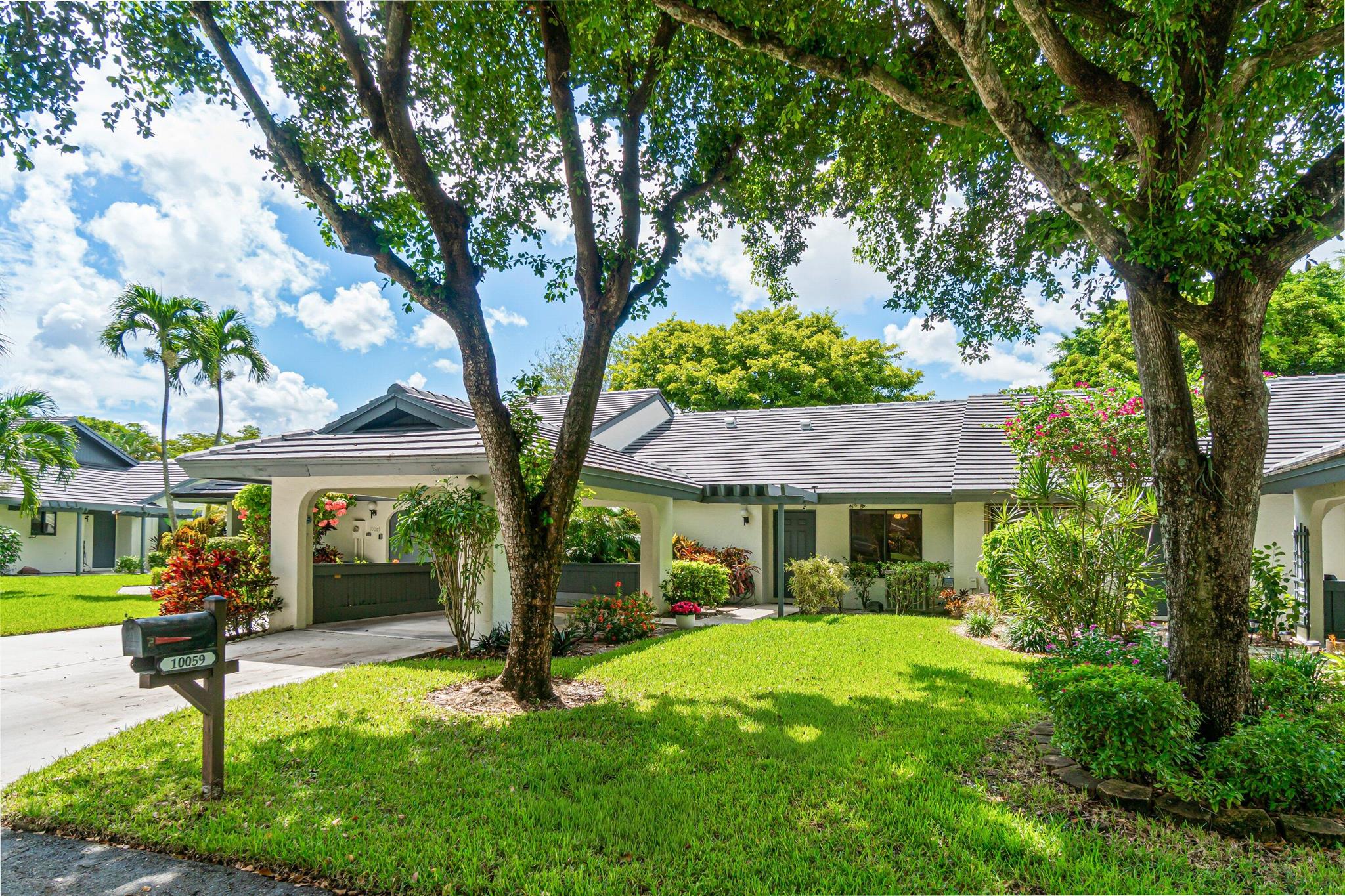COME SEE THIS CHARMING 2/2 VILLA w/ NEW ROOF (2023!) & HIGH CATHEDRAL CEILINGS LOCATED IN A CUL-DU-SAC IN BANYAN SPRINGS! NICE TILE FLOORING IN ALL LIVING AREAS. PRIMARY BEDROOM FEATURES DOUBLE DOOR ENTRY & LARGE WALK-IN CLOSET. PRIMARY BATHROOM HAS BEEN BEAUTIFULLY UPDATED w/ 2 WHITE VANITIES FEATURING QUARTZ COUNTERTOPS & A GORGEOUS REMODELED TUB SHOWER. THE GUEST BATHROOM NICELY REMODELED w/ NEW WHITE VANITY & NEW SHOWER. RELAX & ENJOY YOUR MORNING COFFEE ON THE PEACEFUL SCREENED LANAI w/ TROPICAL VIEWS. BANYAN SPRINGS IS A VERY ACTIVE 55+ GATED COMMUNITY w/ A RESTAURANT, 2 RESORT STYLE HEATED POOLS & 2 SPAS, FITNESS CENTER w/ FREE PERSONAL TRAINER, GRAND SOCIAL HALL FOR SHOWS & PARTIES, PICKLEBALL & TENNIS, MANY CLUBS & CARD GAMES TO JOIN, CURRENT EVENTS SEMINARS, ETC.