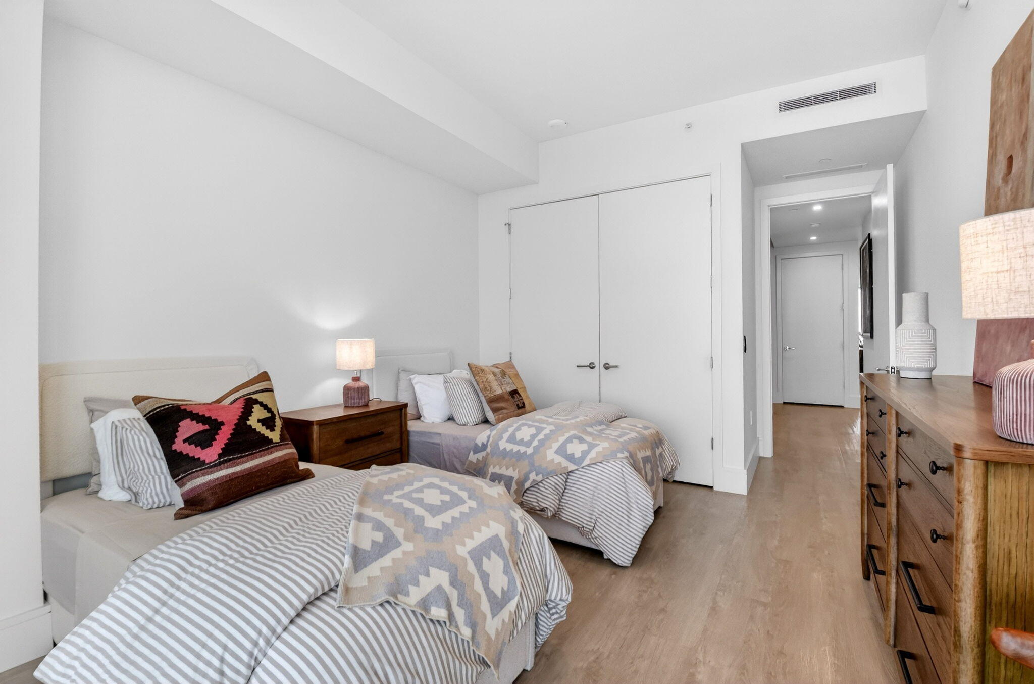 NAUTILUS 220 - South Bldg. - Residential Lease