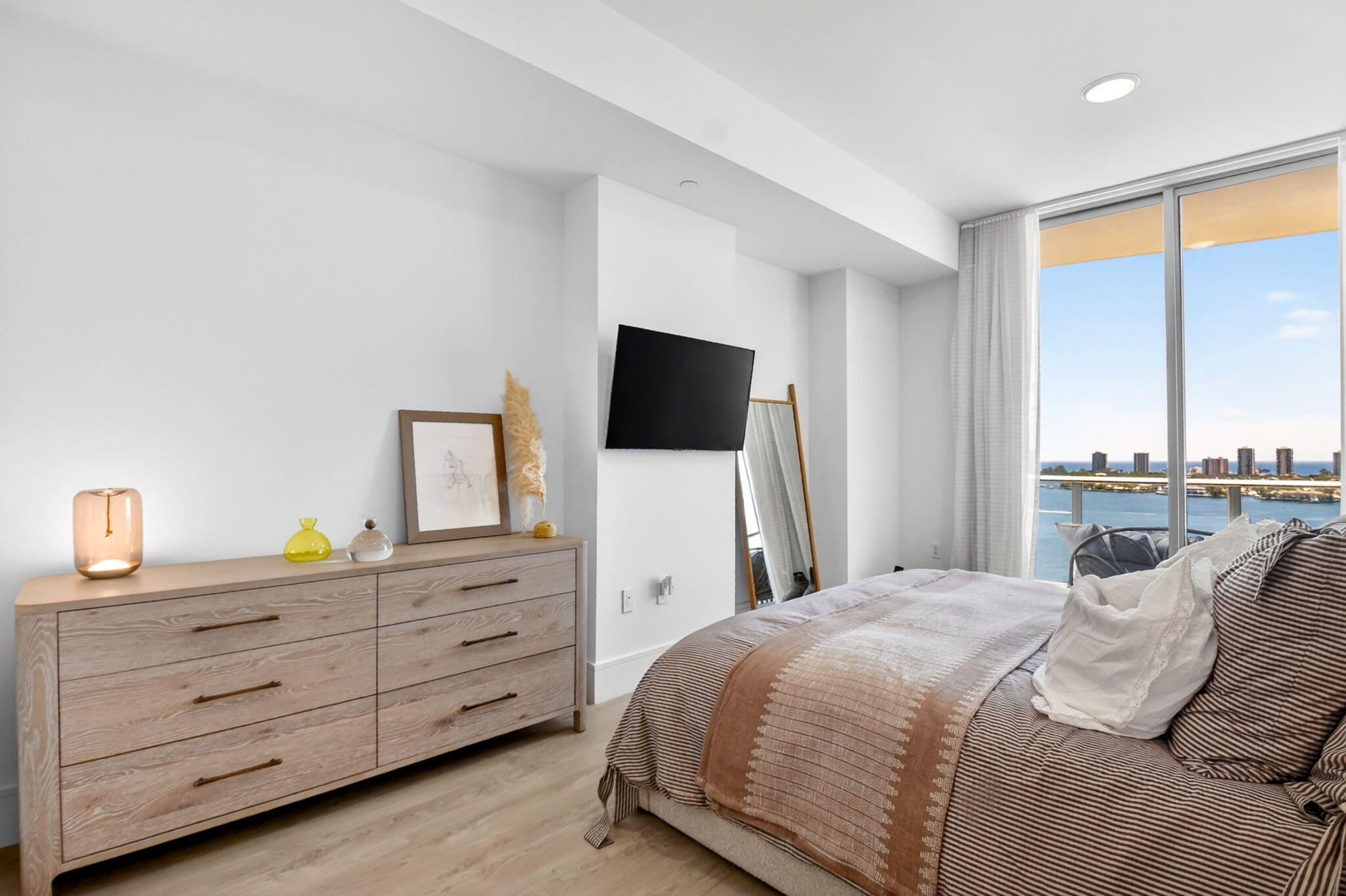 NAUTILUS 220 - South Bldg. - Residential Lease