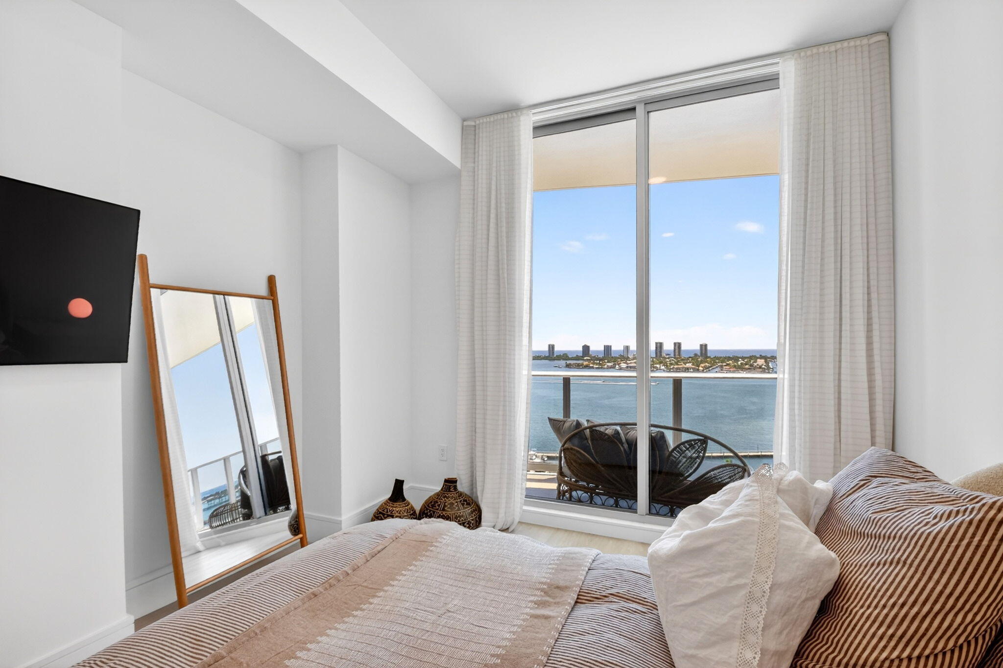 NAUTILUS 220 - South Bldg. - Residential Lease