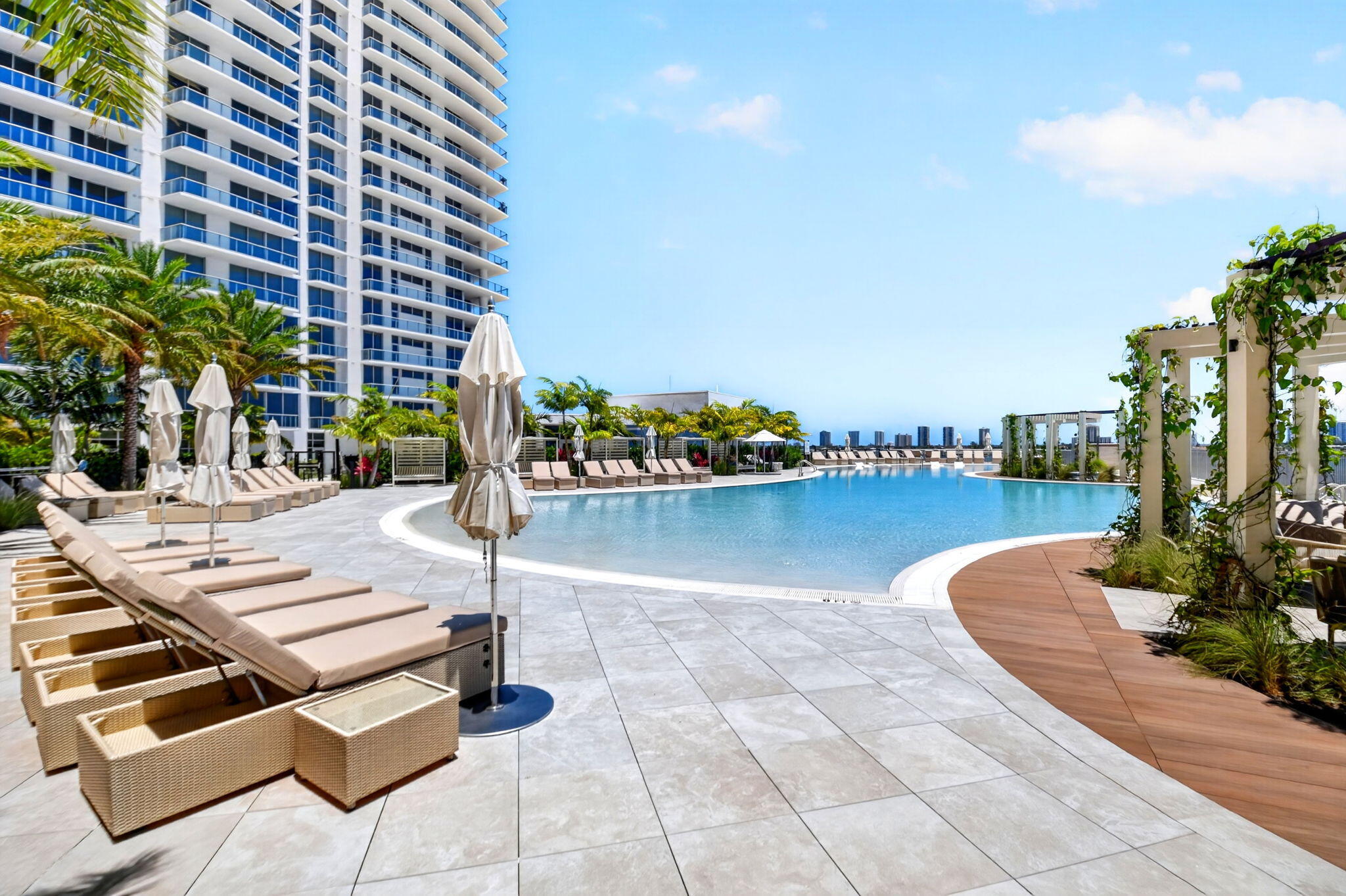 NAUTILUS 220 - South Bldg. - Residential Lease