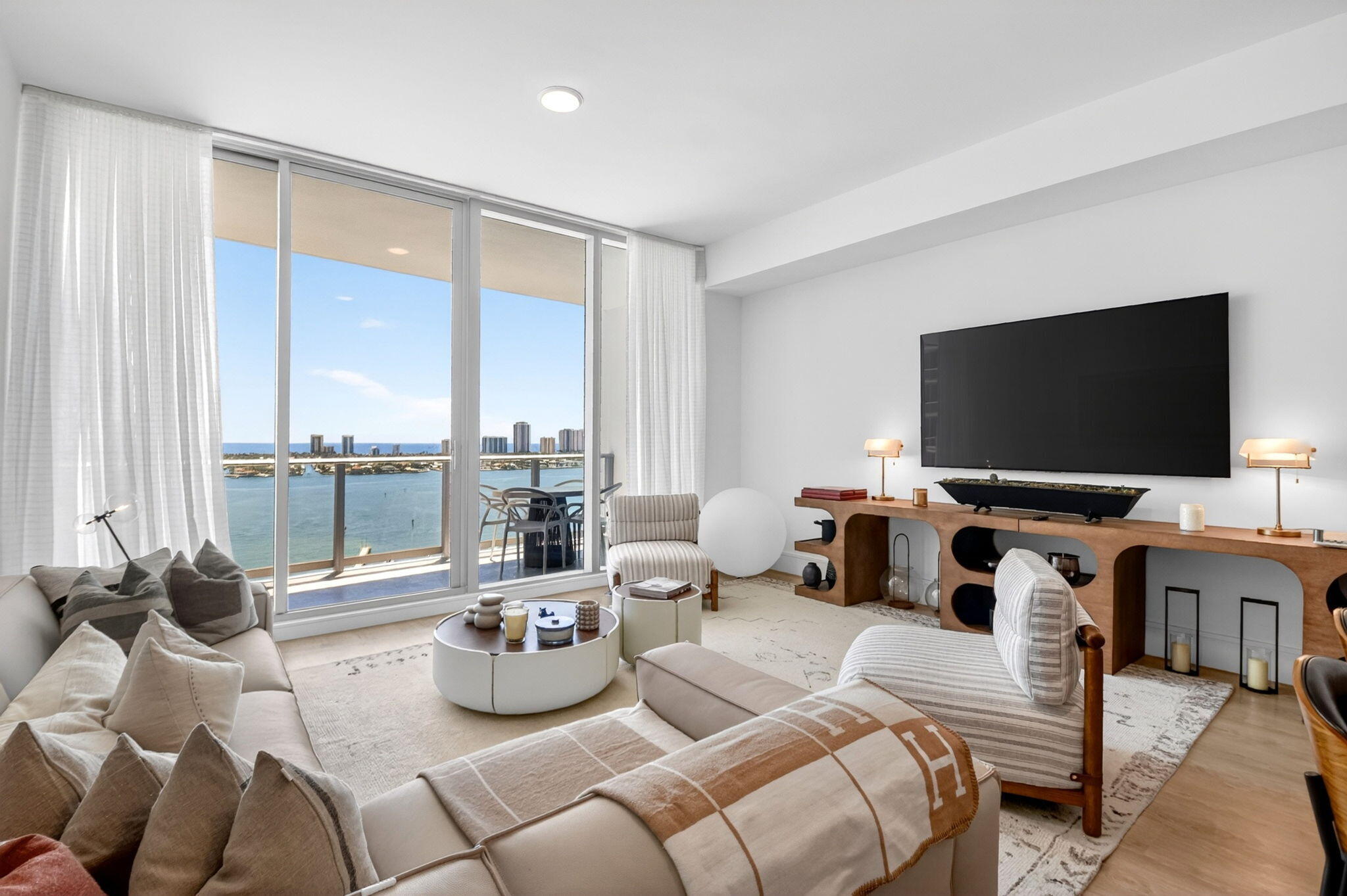 NAUTILUS 220 - South Bldg. - Residential Lease