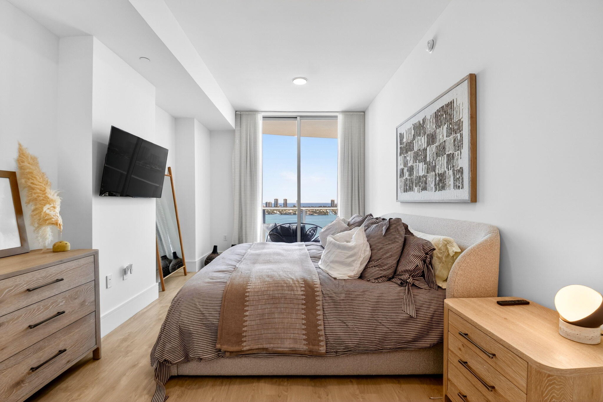 NAUTILUS 220 - South Bldg. - Residential Lease