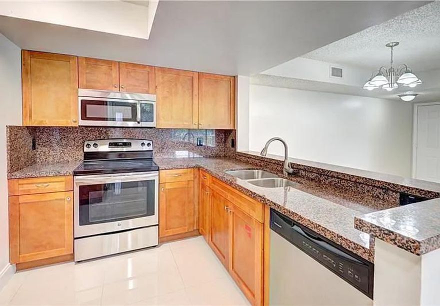 Beautiful 2bed 2bath apartment on third floor (no elevator), on a gated community with club house, swimming pool, tennis courts and playground for your children.