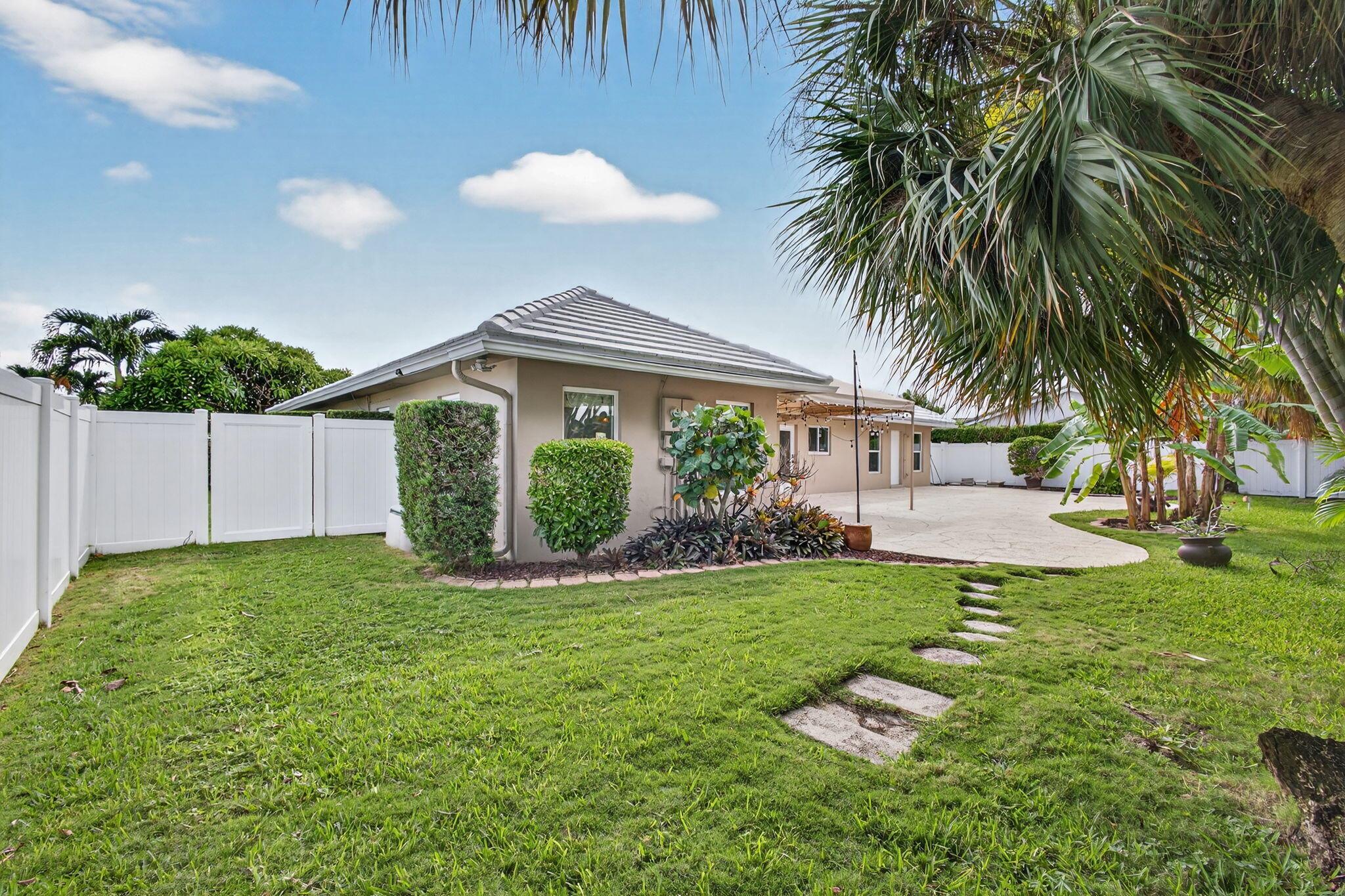 PALM BEACH ISLES 2 - Residential Lease