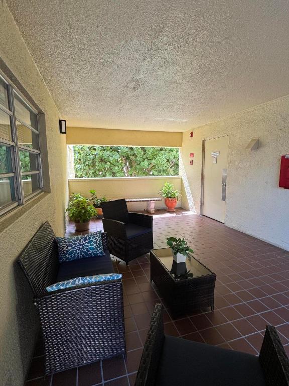 VILLAGE ROYALE ON THE GREEN CONDO - Residential