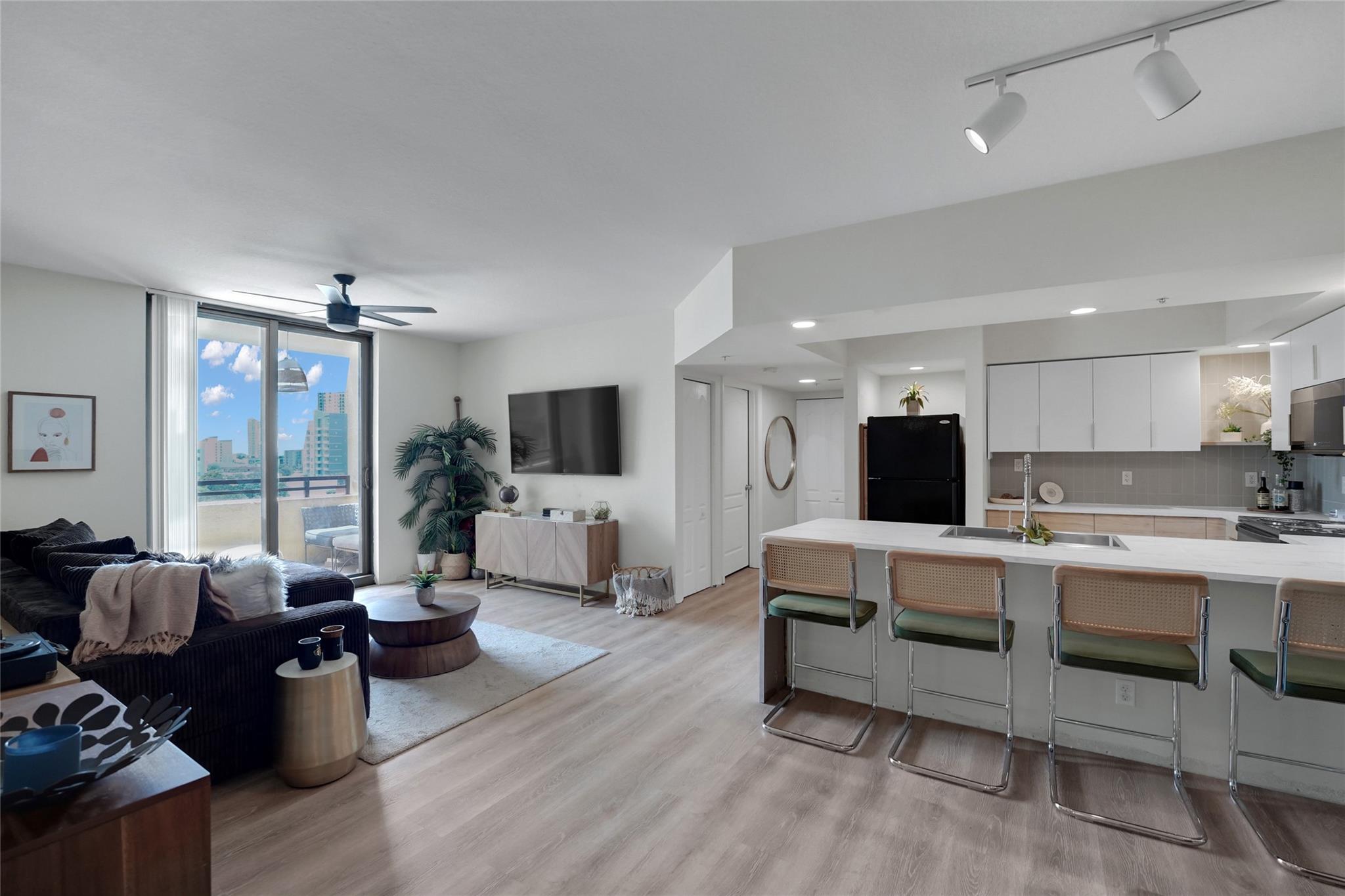 Located in the heart of downtown this spacious 2 bedroom 2 full bath condo offers pool views with tons of natural light. Updated kitchen and floors This split floorplan condo features ample closets and in unit washer/dryer. 5 star amenities: heated infinity pool & spa, unique cabanas with internet access, state of the art fitness center, community party room with billiards & flat screen TV, lobby wine bar, 24hr security & valet. Live, work, dine on downtown Las Olas & Riverwalk. Priced to sell and easy to show.