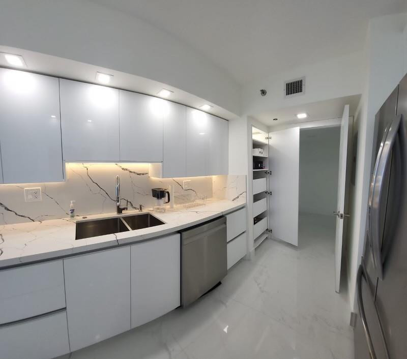 OCEANIA I CONDO - Residential