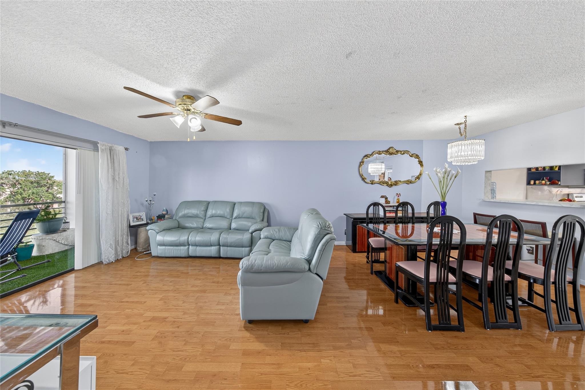 10145 Sunrise Lakes Blvd 406, Sunrise, FL, 33322/$160,000 4 10145 Sunrise Lakes Blvd 406