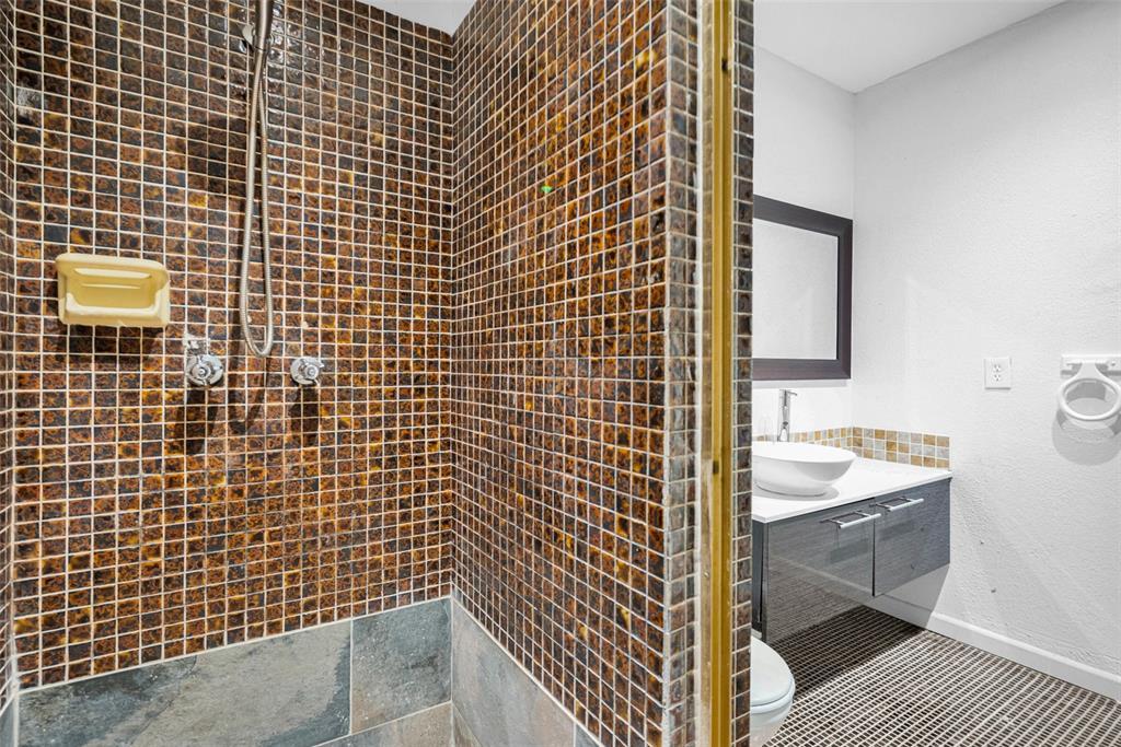 EMERALD ISLES WEST PHASE 1 CONDO - Residential Lease