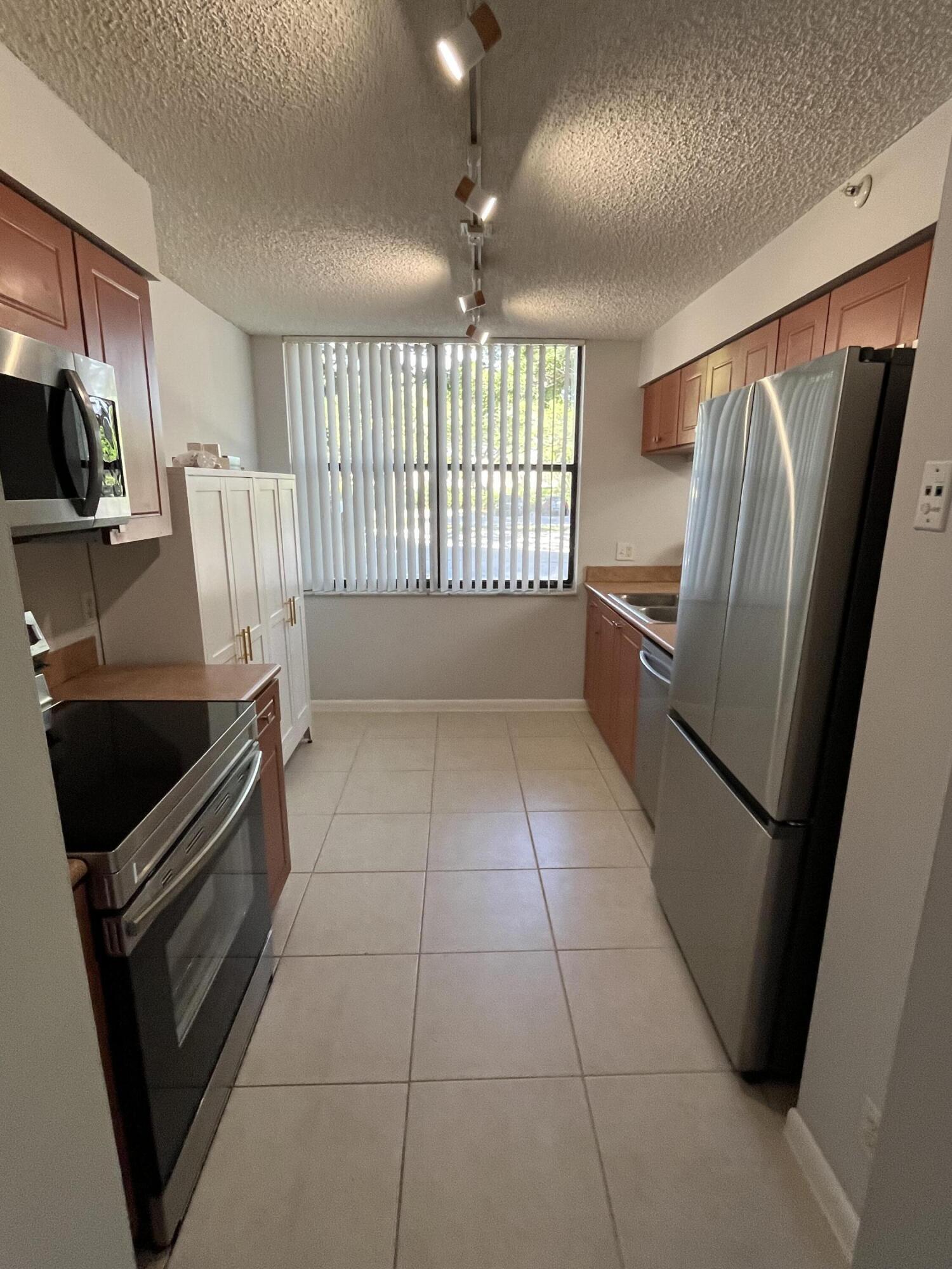 LAKESIDE CONDO - Residential Lease