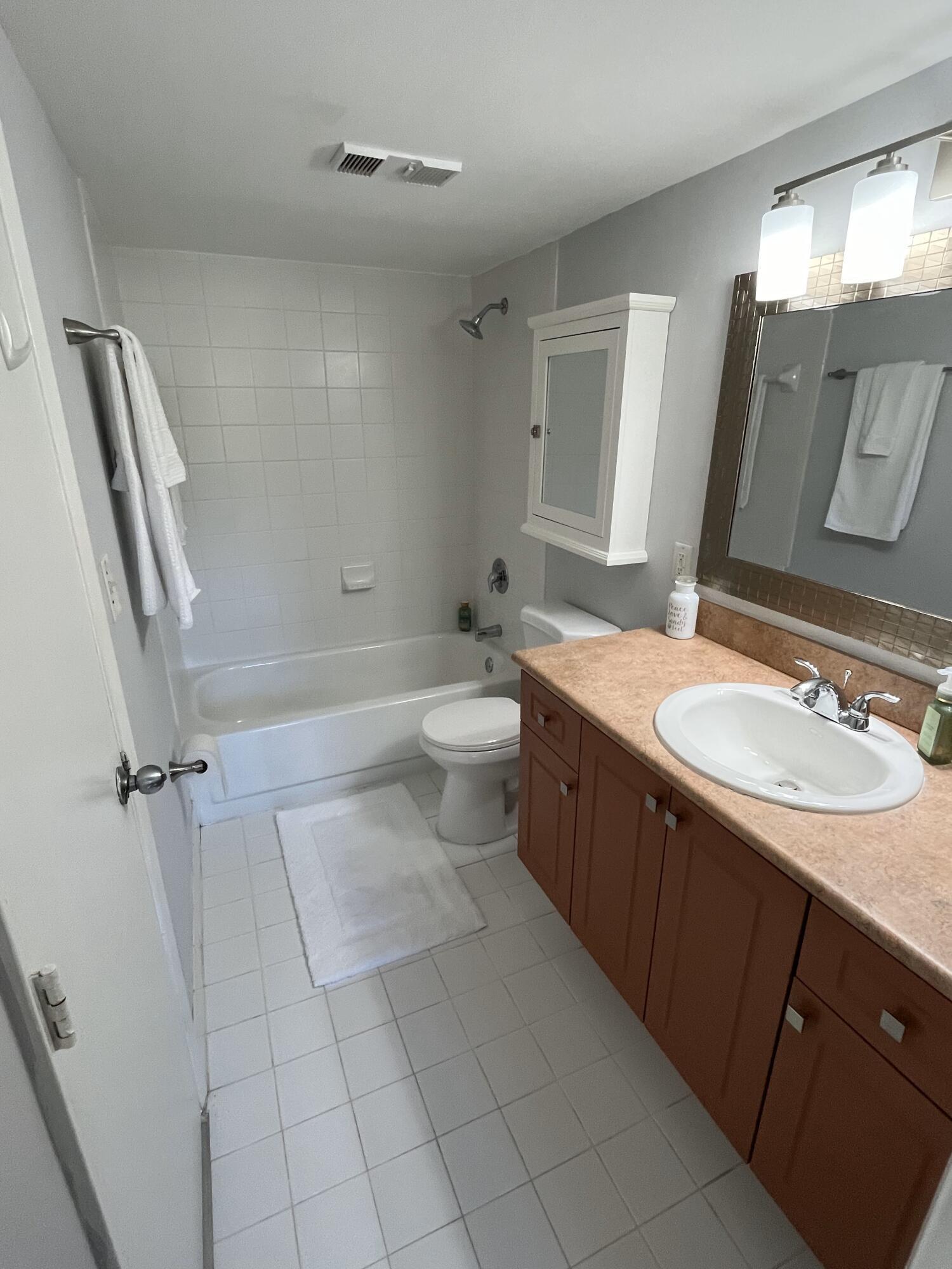 LAKESIDE CONDO - Residential Lease