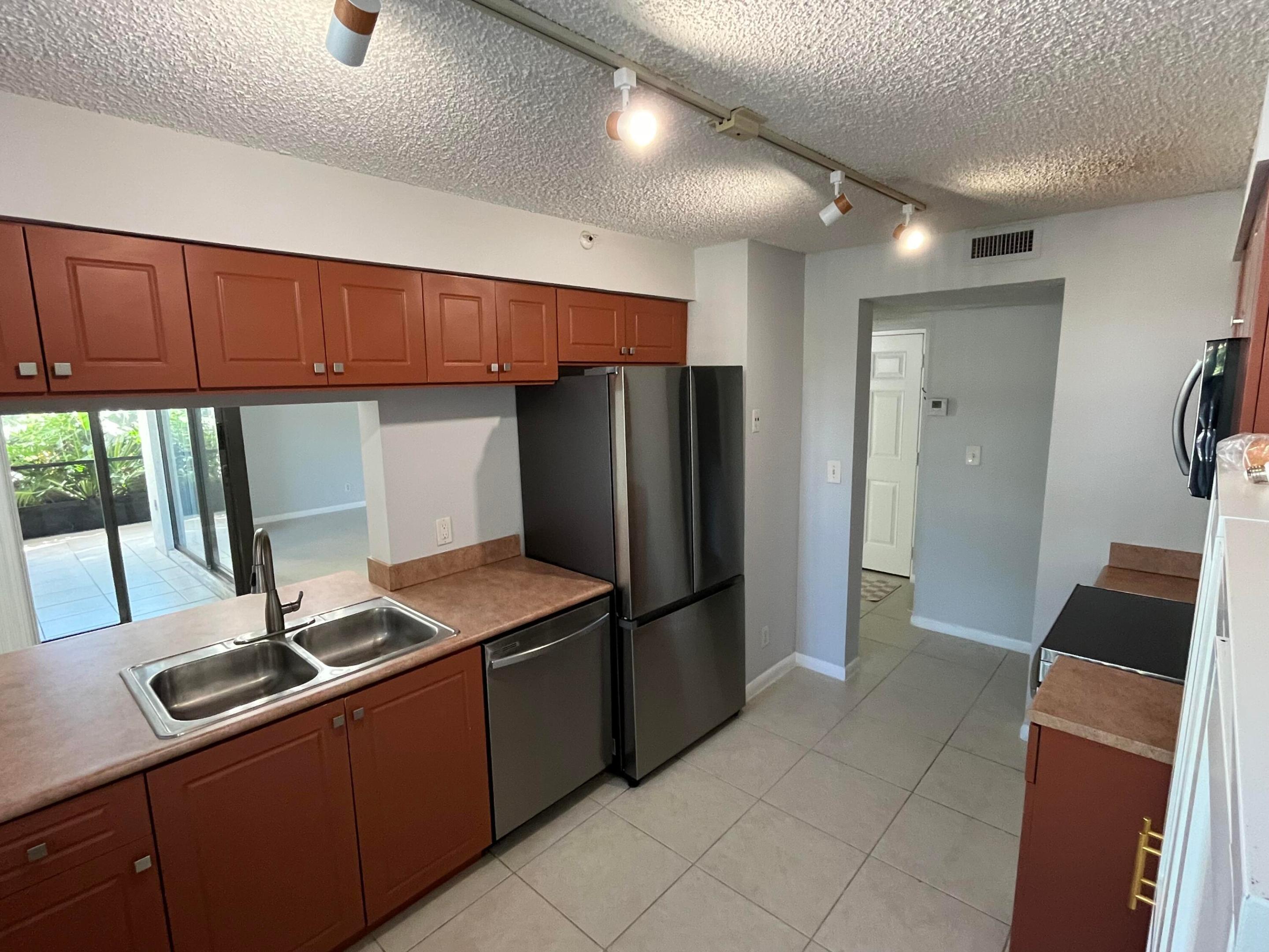 LAKESIDE CONDO - Residential Lease