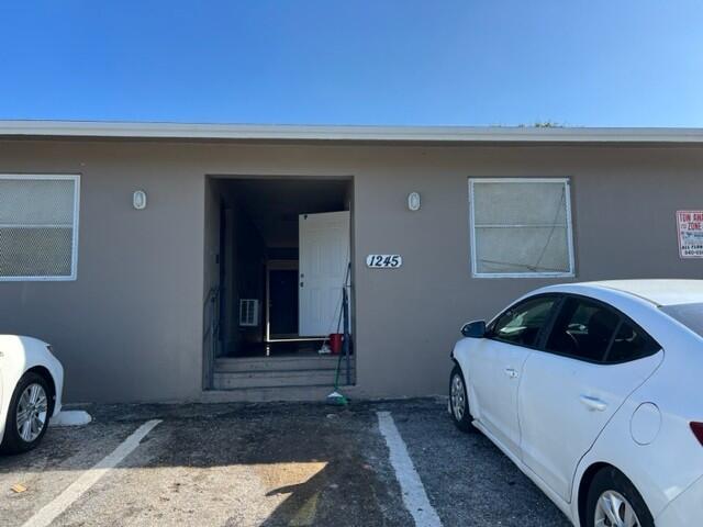 Newly renovated 2/1 apartment. All new fixtures and appliances.