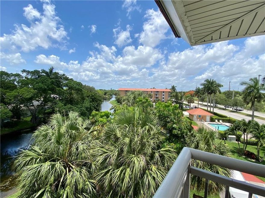 TOP FLOOR CORNER UNIT WITH BEAUTIFUL VIEWS. VACANT. LANDLORD WILL REPLACE APPLIANCES FOR NEW STAINLESS STEAL. NEW IMPACT WINDOWS. ELEVATOR. WASHER AND DRYER ON FIRST FLOOR.