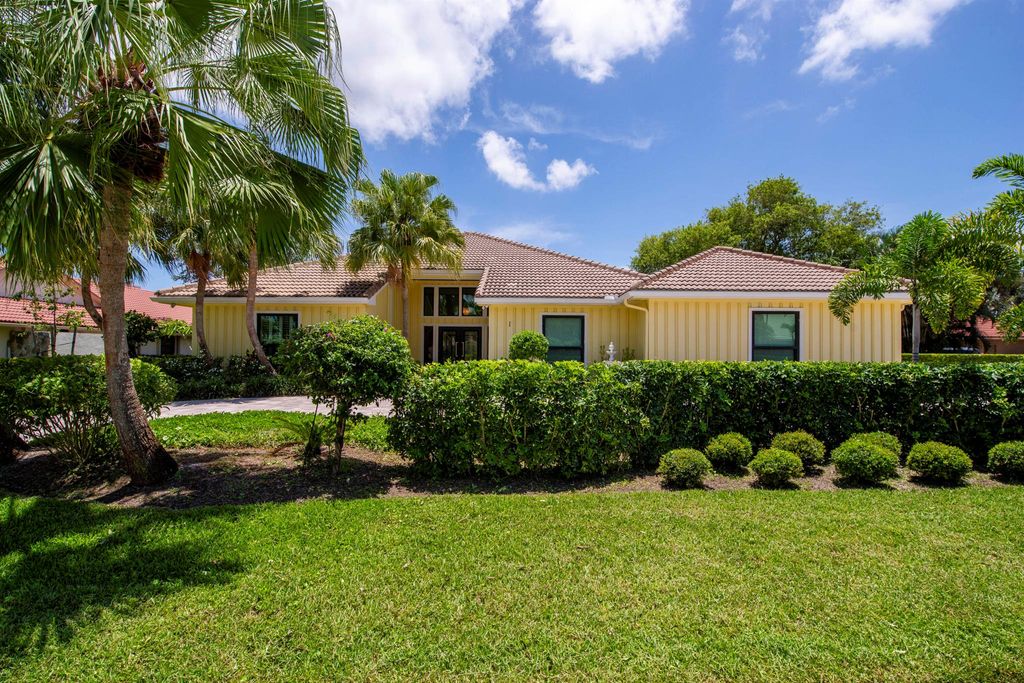 Photo of 1 Wycliff Road, Palm Beach Gardens, FL 33418 (MLS # R11101901)