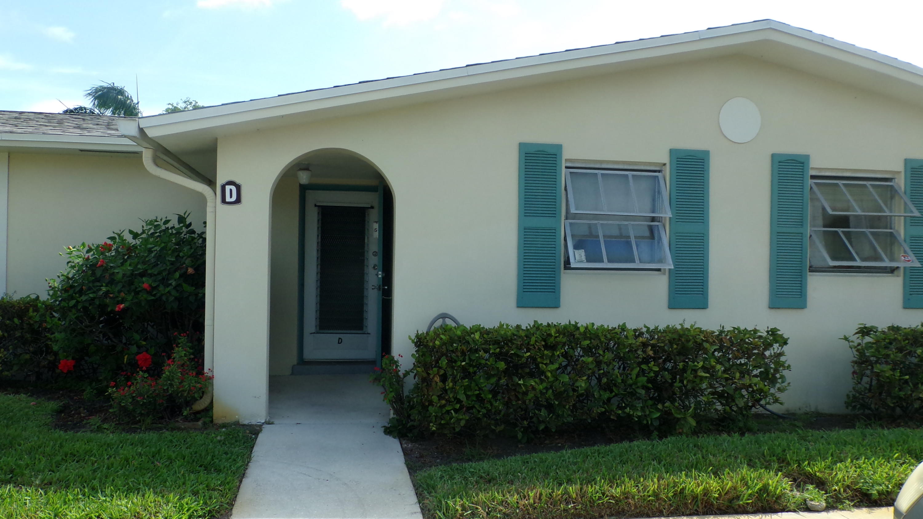 Across the street from Ashley clubhouse with all the activities. nice 1/1 bath 612 under air, furniture included, Owner ready to move. Owner occupied, a must see!