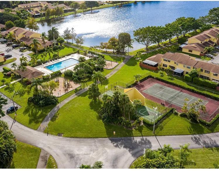 COUNTRY LAKE - Residential Lease