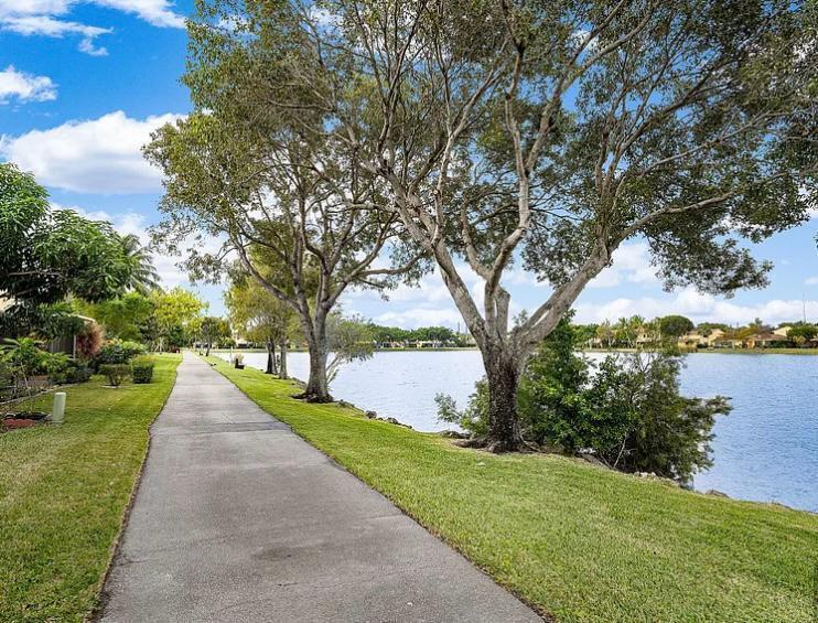 COUNTRY LAKE - Residential Lease