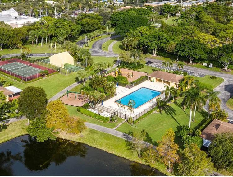 COUNTRY LAKE - Residential Lease