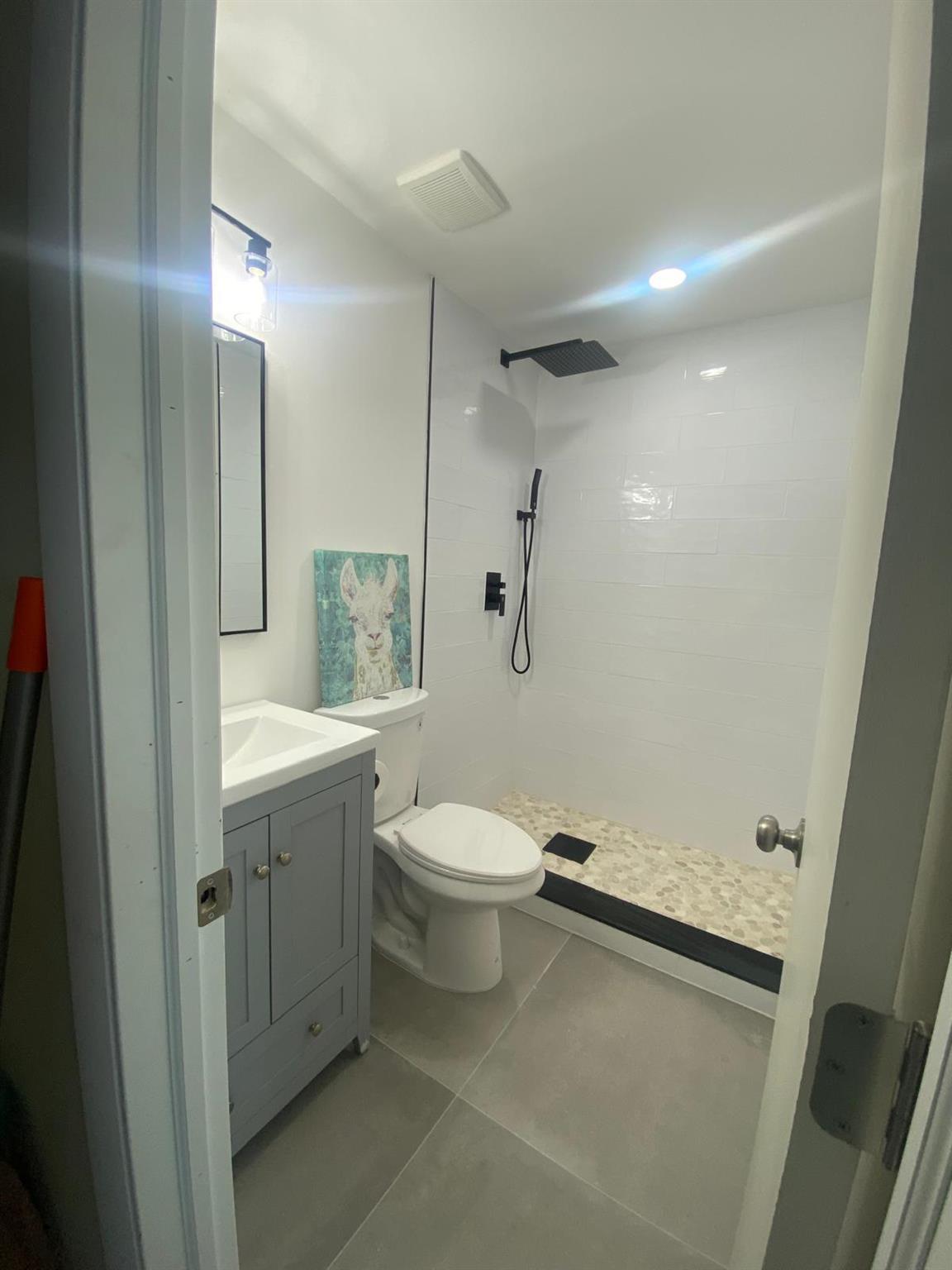 COUNTRY LAKE - Residential Lease