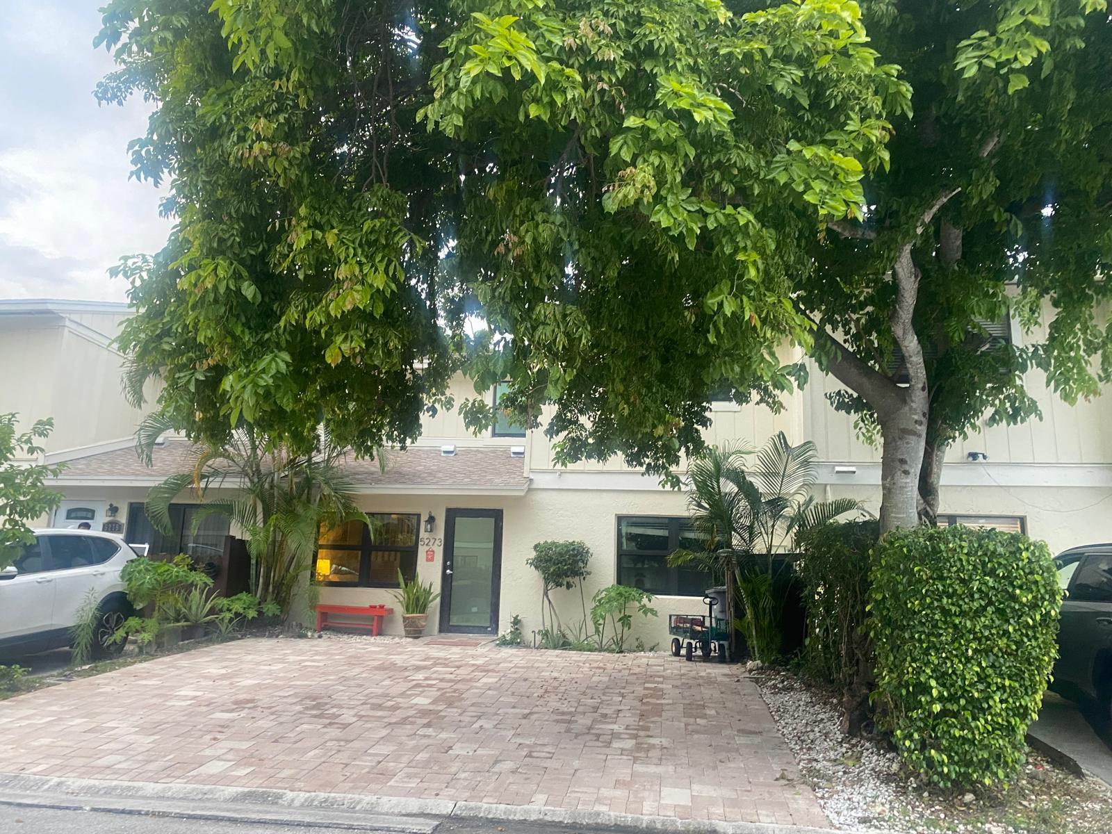 COUNTRY LAKE - Residential Lease