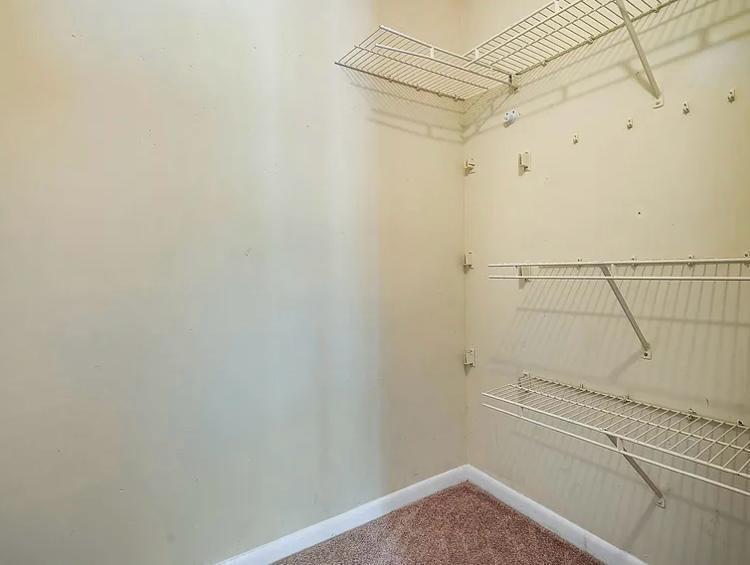 COUNTRY LAKE - Residential Lease