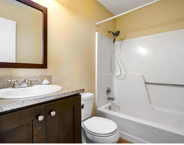 COUNTRY LAKE - Residential Lease