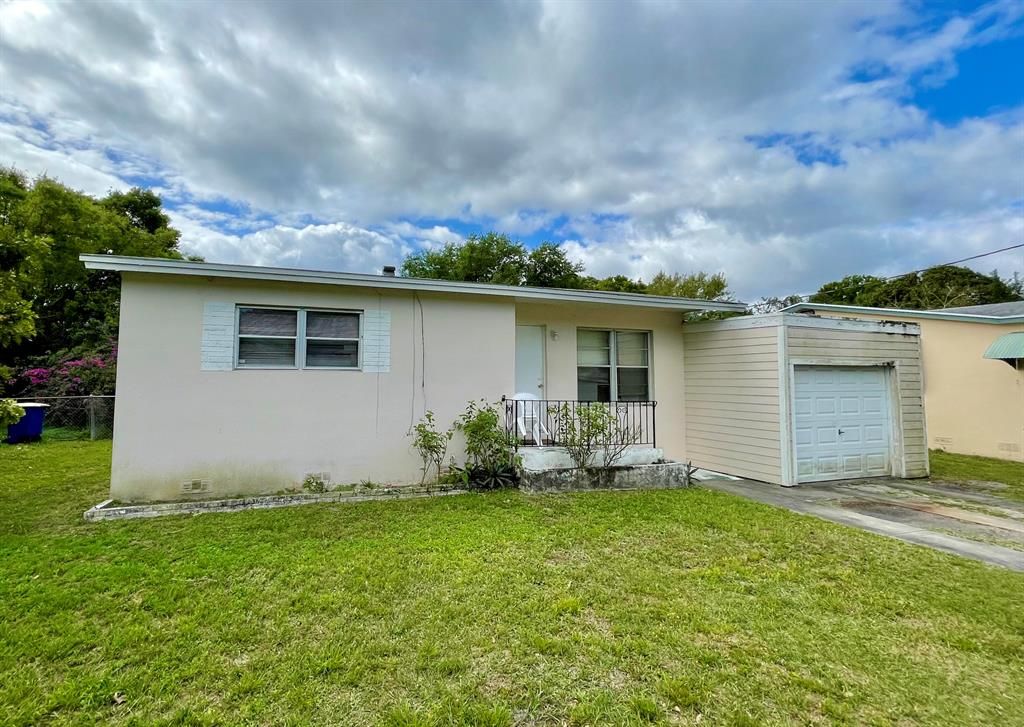 Photo of 1107 Jasmine Avenue, Fort Pierce, FL 34982 (MLS # R10699249)
