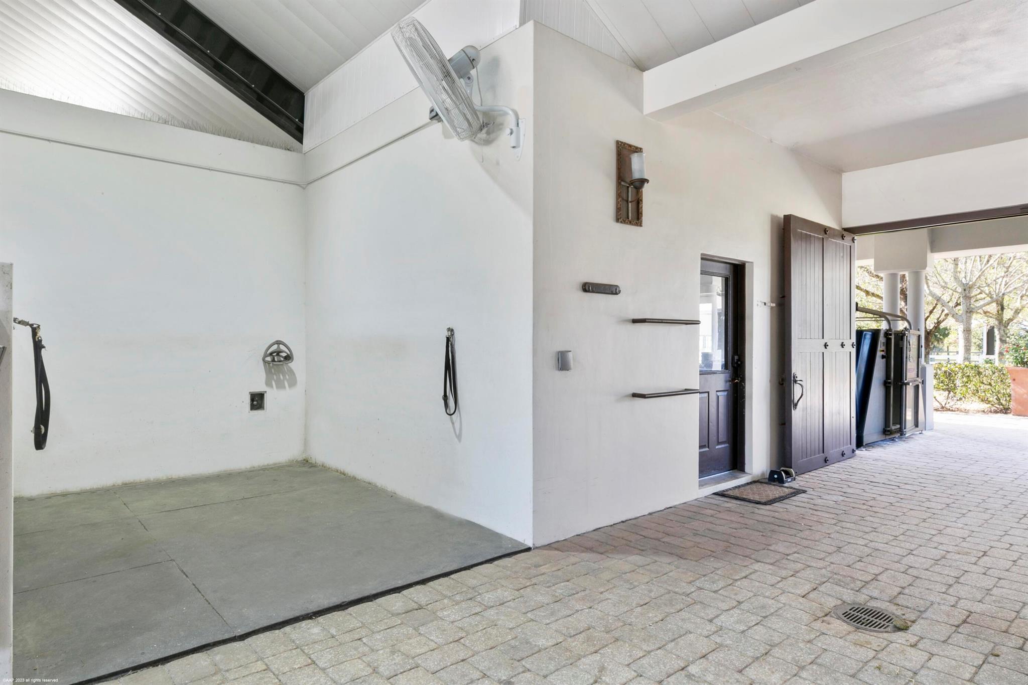 WHITE FENCES EQUESTRIAN E - Residential