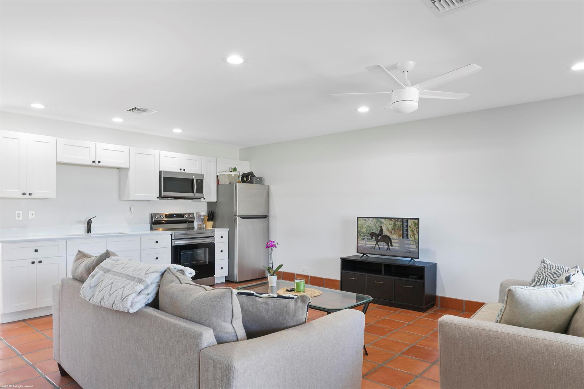 WHITE FENCES EQUESTRIAN E - Residential