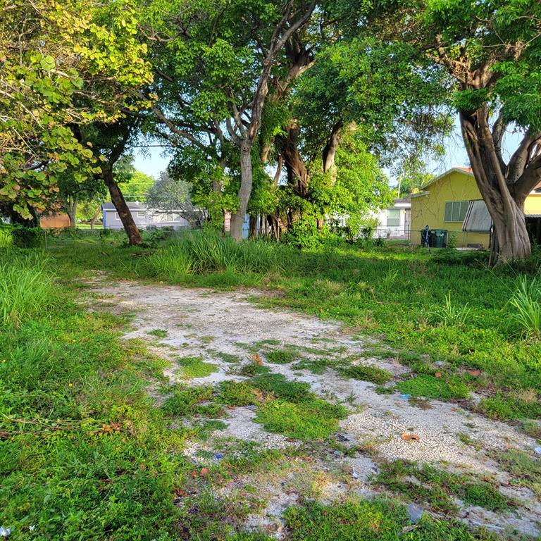 Builder Investor Opportunity. Zoned for single or duplex home. Buyer is to assume final negotiated via Miami-Dade County price of $37,000.