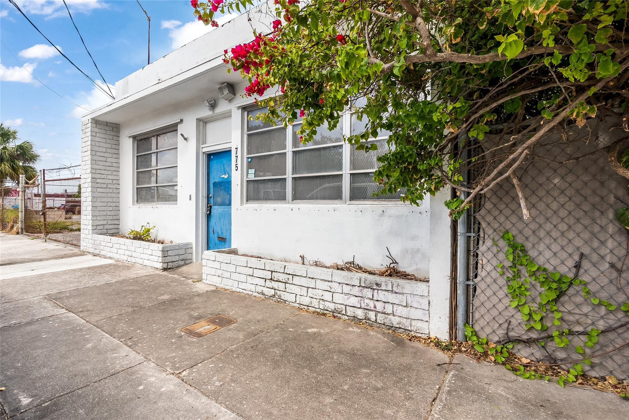 Main image without alt text